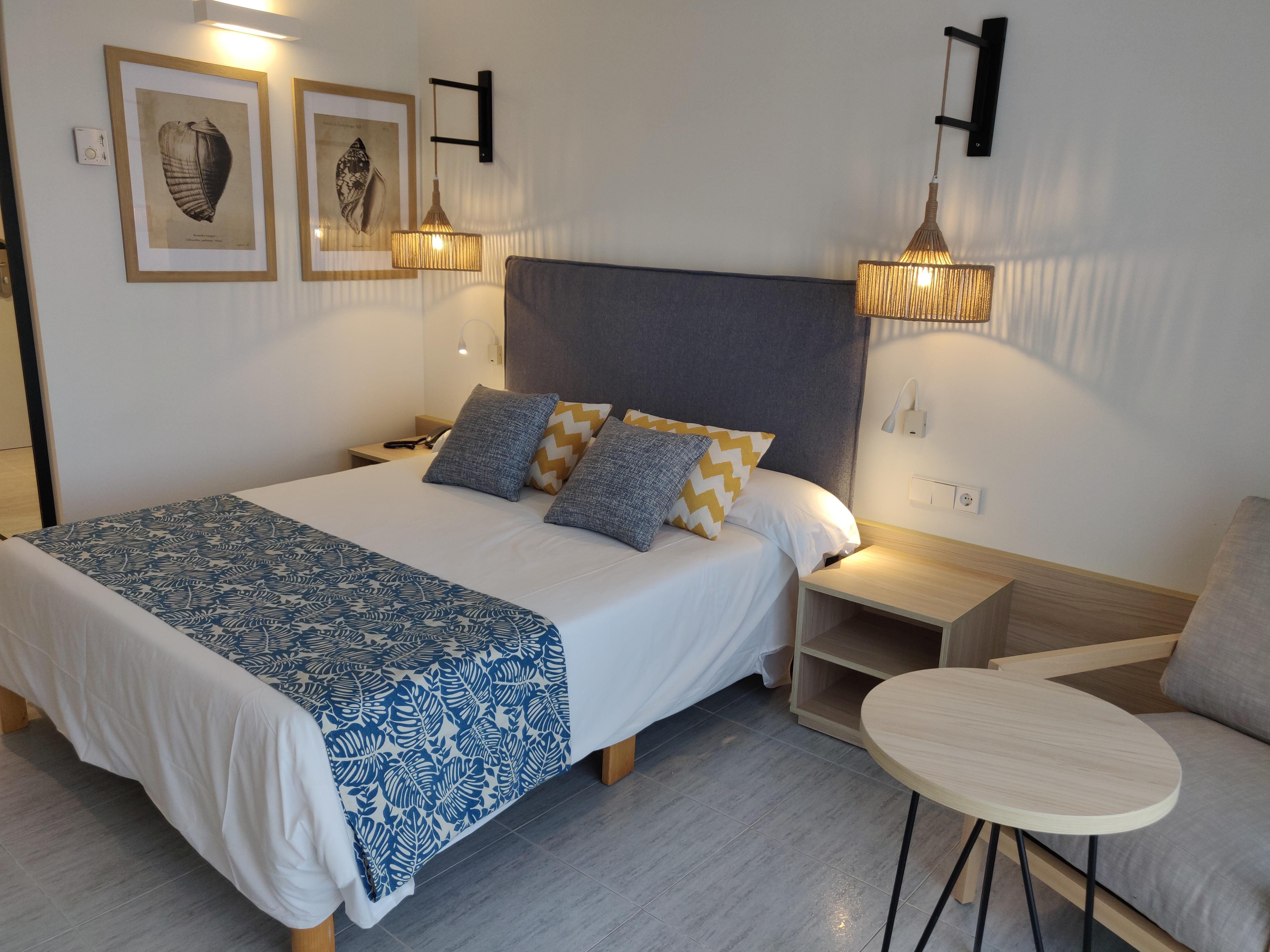 Cabogata Beach Hotel Retamar  Exteriör bild A bedroom in a hotel