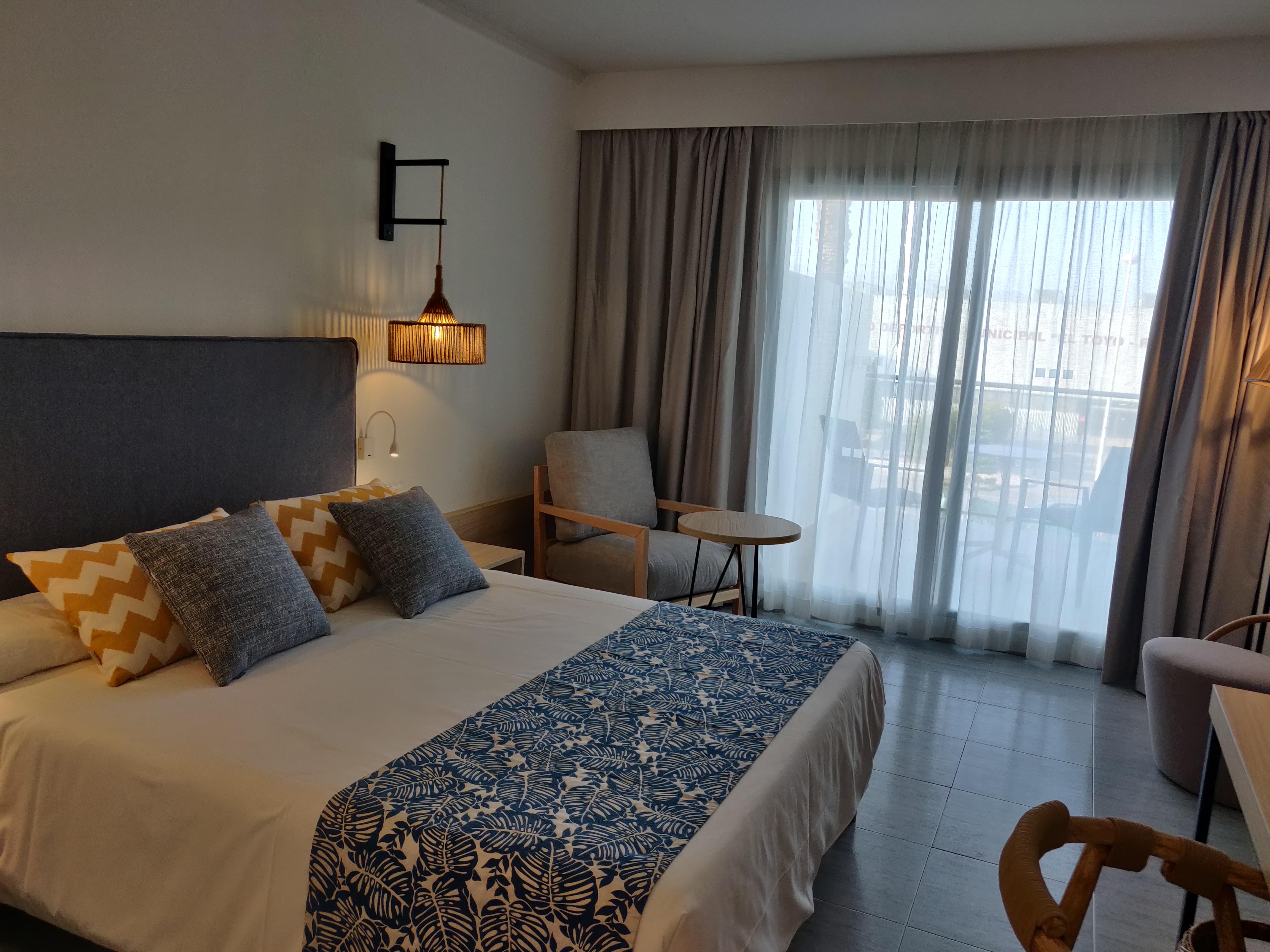 Cabogata Beach Hotel Retamar  Exteriör bild A room at the hotel